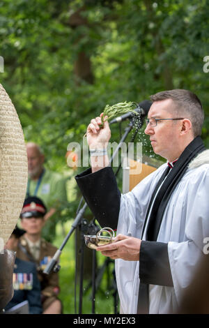 4. Juni 2018 - Mitglieder der Öffentlichkeit melden Sie Anne Sophie Gräfin von Wessex neben Streitkräfte Krankenschwestern und Ärzte bei der Eröffnung der Krankenpflege Memorial, die National Memorial Arboretum in Staffordshire, Großbritannien. Stockfoto