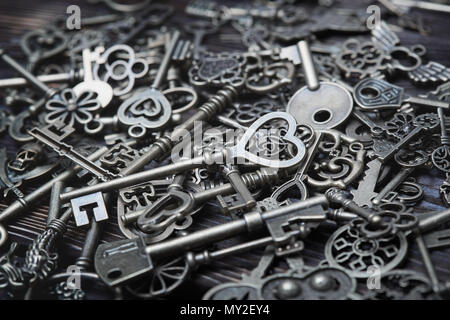 Full Frame Foto der verschiedenen antiken Tasten. Close-up Stockfoto