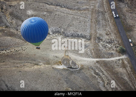 Blur Heißluftballon über die Straße Fliegen mit Motor Transport. Ansicht von oben Stockfoto