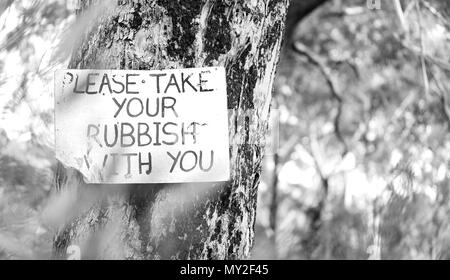 Mehrere Ansichten eines alten, abgenutzten Schild Camper anweisen Fischer bush Wanderer Wanderer Verantwortung für alle Abfälle, Müll Müll entfernen zu nehmen Stockfoto