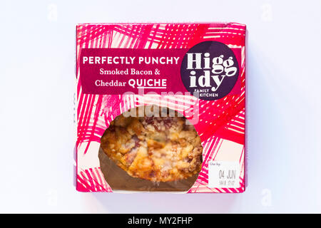 Higgidy Familie Küche perfekt druckvolle geräucherter Speck & Cheddar quiche auf weißem Hintergrund Stockfoto