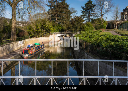 Ein schmales Boot entlang Kennet und Avon Kanal, durch Sydney Gardens, Bathwick, Badewanne, Somerset, UK läuft günstig Stockfoto