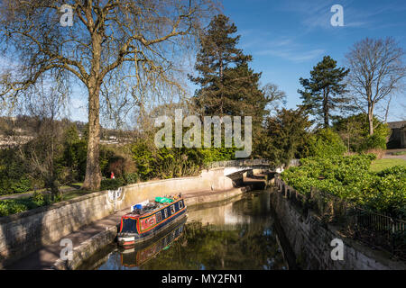 Ein schmales Boot entlang Kennet und Avon Kanal, durch Sydney Gardens, Bathwick, Badewanne, Somerset, UK läuft günstig Stockfoto