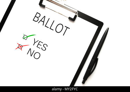 Direkt über der Stimmzettel mit Ja oder Nein auf Zwischenablage vor weißem Hintergrund Stockfoto
