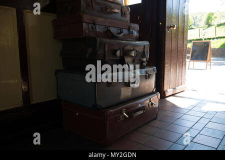 14. Mai 2018 - Carrog Bahnhof, Wales, UK. Stapel alte Koffer am Bahnhof. Stockfoto