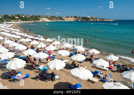 Touristen auf Coral Bay Beach, in der Nähe von Paphos, Zypern Stockfoto