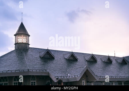 Gebäude mit einem schrägen Dach, Fenster und ein Turm gegen die trübe Dämmerung Himmel in Shimla. Dieses schöne Architektur macht es zu einem touristischen Favoriten Stockfoto