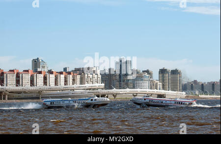 SAINT-Petersburg, Russland - Juni 3, 2018: Zwei Schnellboote in den Golf von Finnland. Auf dem Hintergrund der westlichen High-Speed Durchmesser Stockfoto