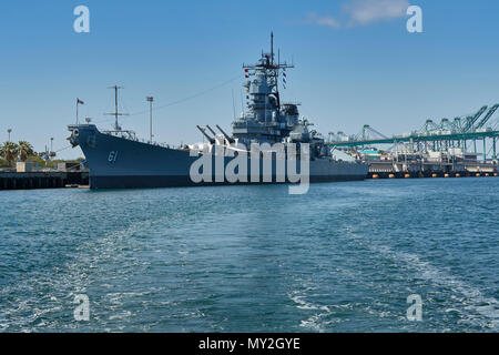 Das historische Schlachtschiff, USS IOWA (BB-61), wie ein Museum in San Pedro im Hafen von Los Angeles, Kalifornien, USA, erhalten. Stockfoto