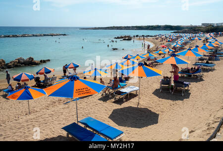 Touristen auf Coral Bay Beach, in der Nähe von Paphos, Zypern Stockfoto