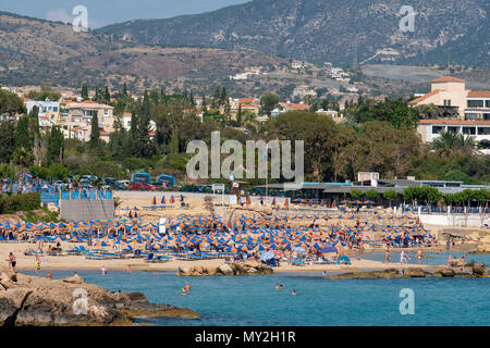 Touristen auf Coral Bay Beach, in der Nähe von Paphos, Zypern Stockfoto