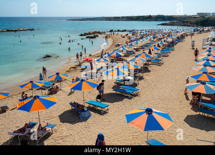 Touristen auf Coral Bay Beach, in der Nähe von Paphos, Zypern Stockfoto