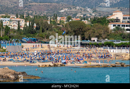 Touristen auf Coral Bay Beach, in der Nähe von Paphos, Zypern Stockfoto