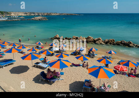 Touristen auf Coral Bay Beach, in der Nähe von Paphos, Zypern Stockfoto