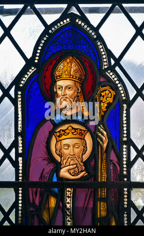 Saint Cuthbert mit dem Kopf des Hl. Oswald. Glasfenster, Pfarrkirche St. Kentigern, tolle Crosthwaite, Cumbria. Stockfoto