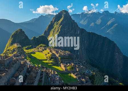 Nahaufnahme der Inka Ruinen von Machu Picchu bei Sonnenuntergang mit den letzten Sonnenstrahlen sichtbar in der Nähe der Stadt Cusco, Peru, Südamerika. Stockfoto