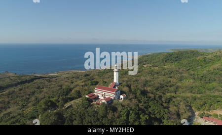 Luftaufnahme von Leuchtturm auf einem Hügel. Kap Bojeador Leuchtturm, Burgos, Ilocos Norte, Philippinen. Stockfoto