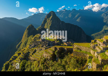 Weitwinkel Landschaft der berühmten Inka-ruinen von Machu Picchu bei Sonnenuntergang in der Sacred Urubamba Tal in der Nähe der Stadt Cusco, Peru, Südamerika. Stockfoto