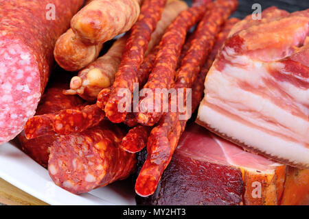 Verschiedene Arten von Wurst in eine Platte auf Holz Tisch Stockfoto