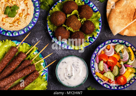 Klassische Döner, Falafel und Hummus auf die Teller. Ansicht von oben. Stockfoto