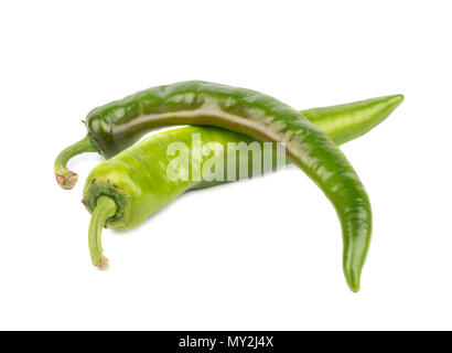 Zwei hot Green Pepper auf weißem Hintergrund Stockfoto