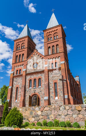 Majestätische Kirche von Gottes Körper aus Stein und Ziegel in Ikazn, Weißrussland Stockfoto