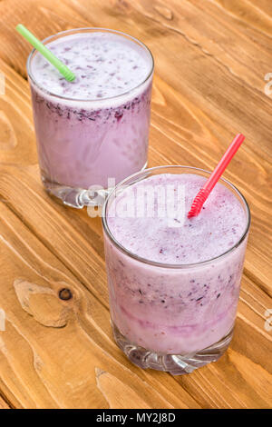 Zwei Gläser frisch zubereitete blueberry Smoothies auf hölzernen Hintergrund Stockfoto