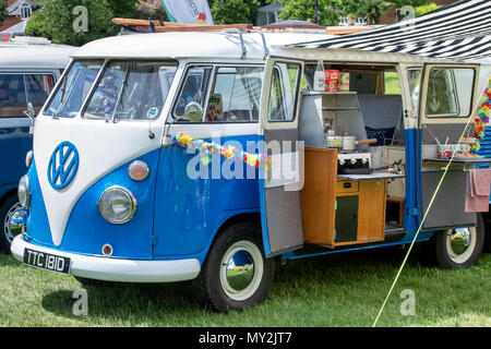 1966 Volkswagen Spit-Reisemobile an einem VW zeigen. Stoner Park, Oxfordshire, England Stockfoto