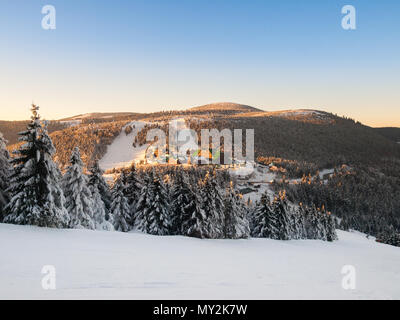 Winter Berglandschaft mit verschneiten Bäumen und einem Dorf Stockfoto