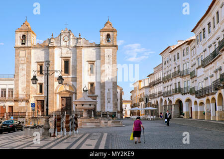 Igreja de Santo Antão / Saint Anton's Kirche & Praca do Giraldo/Platz Praça do Giraldo früh am Morgen, Évora, Alentejo, Portugal, Europa Stockfoto