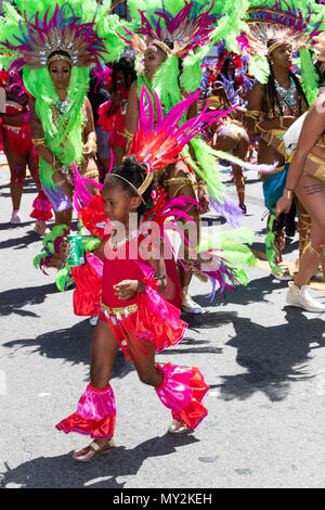 Performer im Jahr 2018 Karneval Parade in San Francisco, Kalifornien Stockfoto