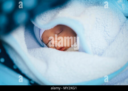 Neugeborenes Baby Boy sliping in Kinderwagen Stockfoto