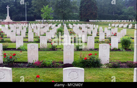 Holten, Niederlande - Juni 01, 2018: gepflegte Gräber von Gefallenen kanadische Soldaten während des Zweiten Weltkriegs auf der kanadischen Krieg Friedhof in Holland Stockfoto