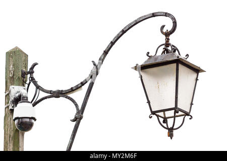 Vintage street lampot mit CCTV-Kamera, Stahl light Post in der Innenstadt mit Sicherheit Kamera in der Altstadt in den weißen Hintergrund. Stockfoto