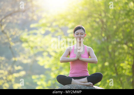 Yoga lady Üben im Park Outdoor, Meditation, Übung. Stockfoto