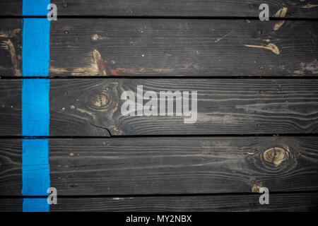 Vintage Holzbretter mit einem dunkelblauen Streifen. Vorderansicht mit kopieren. Die horizontale. Hintergrund für Design. Holz- Hintergrund. Stockfoto