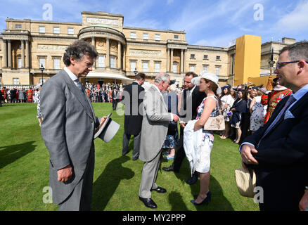 Der Prinz von Wales (Mitte) spricht zu den Gästen in einem Royal Garden Party im Buckingham Palace, London. Stockfoto