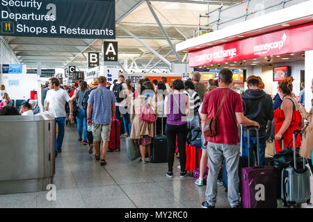 Flugverspätungen und lange Warteschlangen am Flughafen Stansted, Essex, in der Nähe von London, 27. Mai 2018 Stockfoto