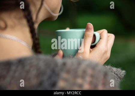 Nahaufnahme auf junge Frau mit Becher outdoor Stockfoto