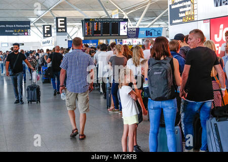 Flugverspätungen und lange Warteschlangen am Flughafen Stansted, Essex, in der Nähe von London, 27. Mai 2018 Stockfoto