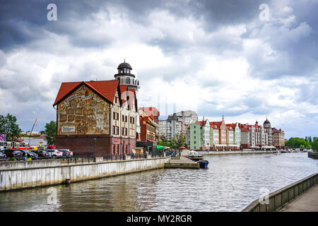 Kaliningrad, Russland - 18. Mai 2016: Landschaft mit einem architektonischen Wahrzeichen der Stadt in der Nähe des Flusses Pregolya im Frühjahr Wetter. Stockfoto