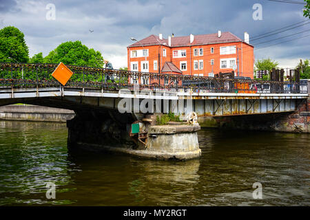 Kaliningrad, Russland - 18. Mai, 2016: Der berühmte Flitterwochen Brücke über den Fluss Pregolya auf der Insel von Kant. Stockfoto