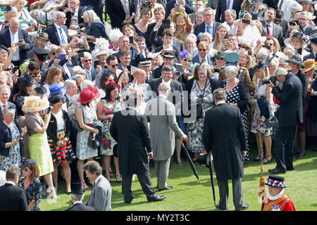 Der Prinz von Wales (Mitte) spricht zu den Gästen in einem Royal Garden Party im Buckingham Palace, London. Stockfoto