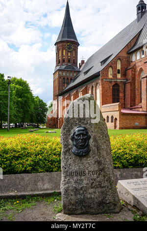 Kaliningrad, Russland - 18. Mai 2016: ein Wahrzeichen der alten Kathedrale unter dem bewölkten Himmel, zwischen den grünen Bäumen. Stockfoto