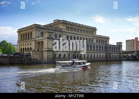 Kaliningrad, Russland - 18. Mai 2016: Der Hafen von Kaliningrad mit seinen alten Gebäuden und Bäumen auf dem Hintergrund der Fluss. Stockfoto