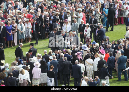 Der Prinz von Wales (Mitte) spricht zu den Gästen in einem Royal Garden Party im Buckingham Palace, London. Stockfoto