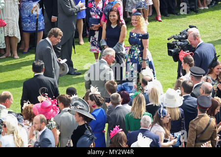 Der Prinz von Wales (Mitte) spricht zu den Gästen in einem Royal Garden Party im Buckingham Palace, London. Stockfoto