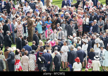 Der Prinz von Wales (Mitte) spricht zu den Gästen in einem Royal Garden Party im Buckingham Palace, London. Stockfoto