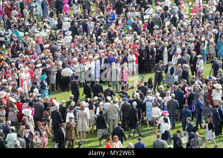 Der Prinz von Wales (Mitte) spricht zu den Gästen in einem Royal Garden Party im Buckingham Palace, London. Stockfoto