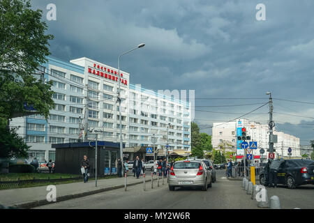 Kaliningrad, Russland - 18. Mai 2016: Das Central Hotel der Stadt in der Nähe einer verkehrsreichen Straße mit Autos. Stockfoto